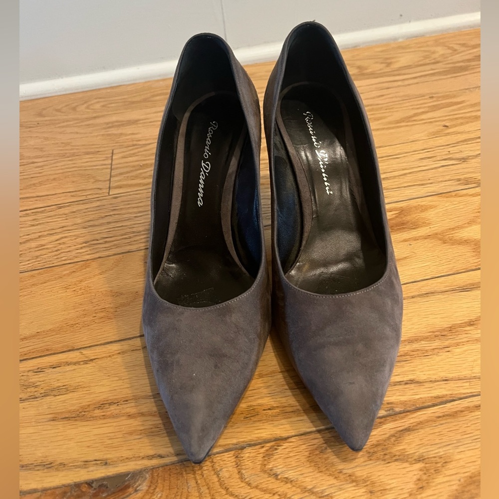 Gorgeous grey suede Rosario D’anna European classic pumps 39/US 8.5. 3.25” heel